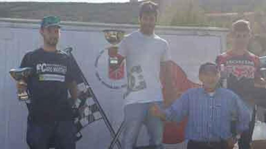 Teófilo Jiménez, con la copa en el podio.