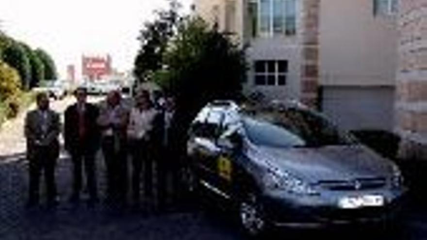 Caja Badajoz y la ONCE donan un coche a Alcer