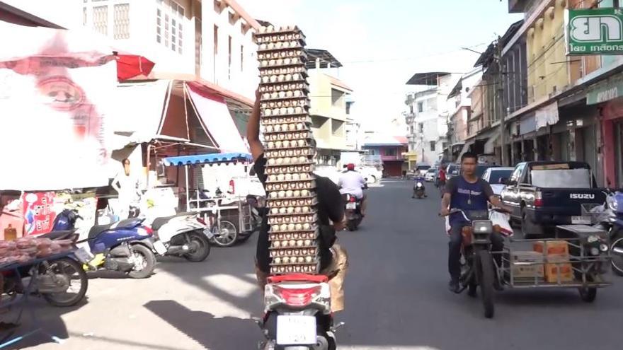 Vídeo viral: Lleva en la moto decenas de cajas de huevos por toda la ciudad