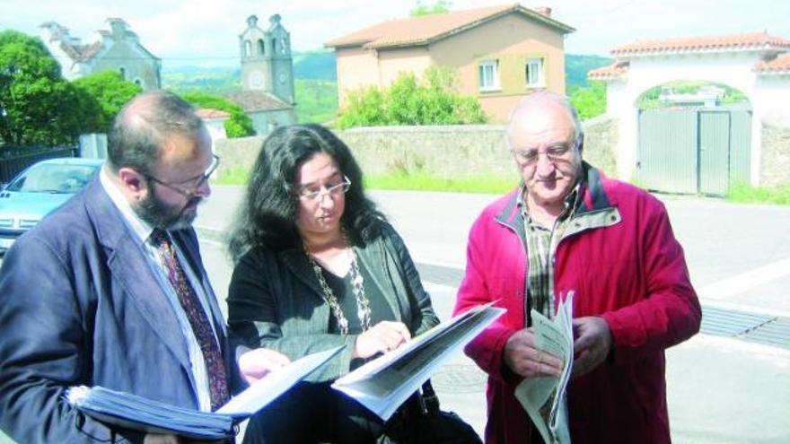 Xosé Bermeyo, Marta María Huerta y José Manuel Palacio, ayer, en Valdesoto.