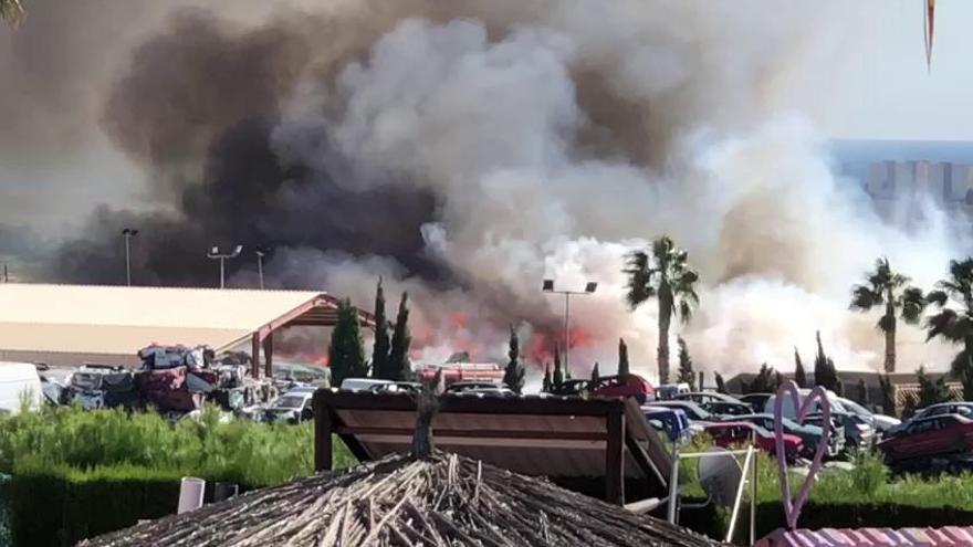 Un incendio de balas de ropa prensada causa una gran humareda visible desde Alicante y Elche