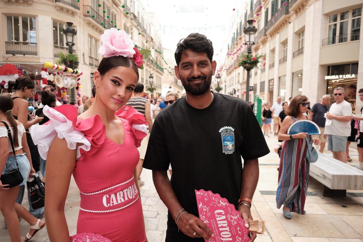 Waleed, turista inglés, junto a una chica vestida de flamenca en la Feria de Día