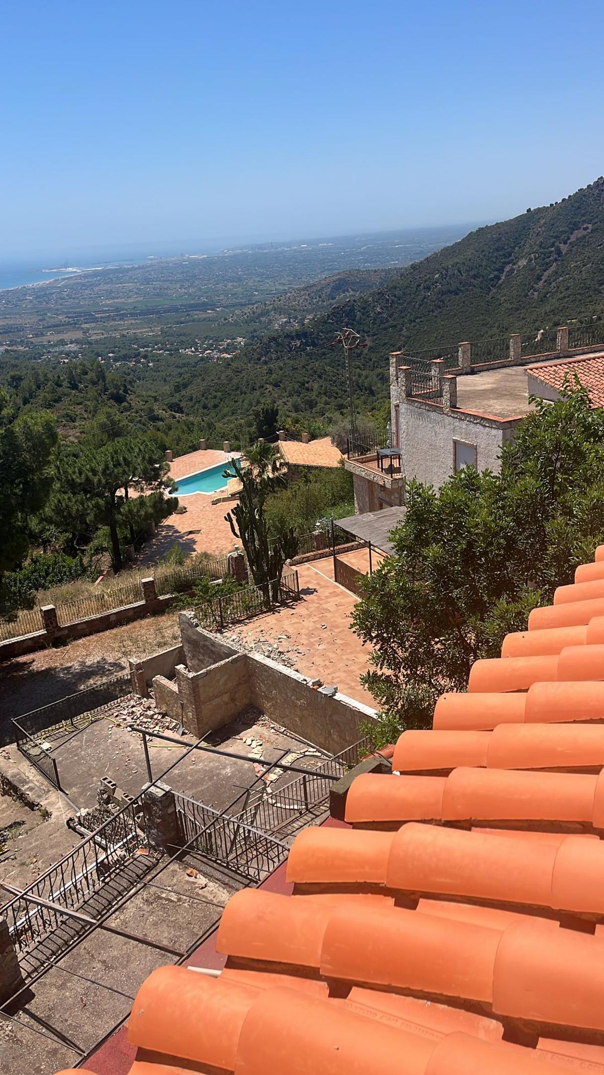 También deberán derribarse muros de contención que hará que desaparezca probablemente la piscina.