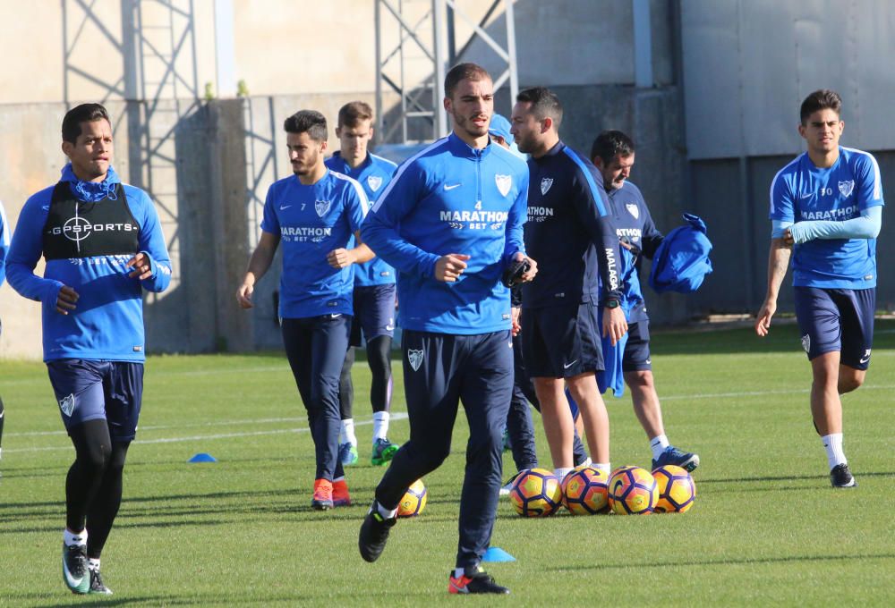 La primera plantilla, con la ausencia de Carlos Kameni y la visita del exmalaguista Juanmi, vuelve al trabajo tras las vacaciones de Navidad bajo las órdenes de Marcelo el ''Gato'' Romero.