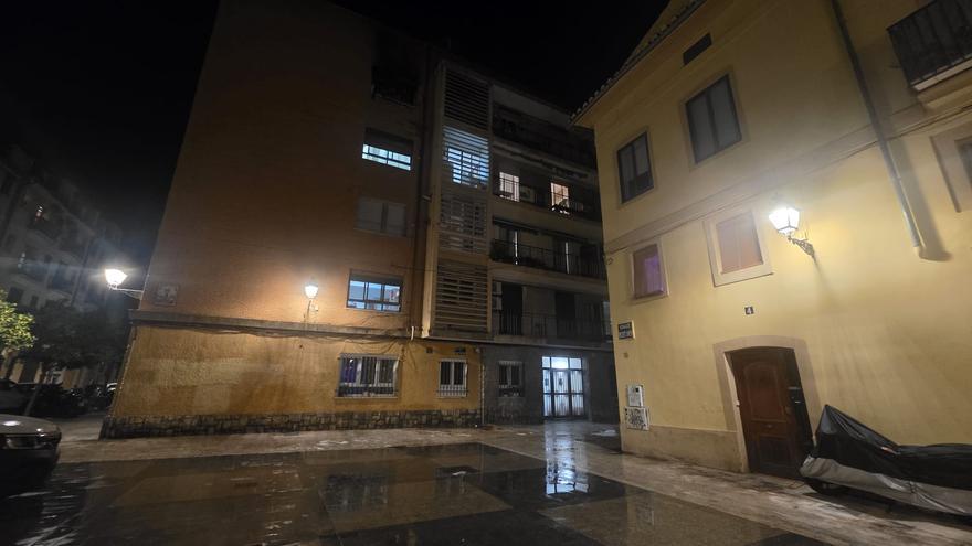 Los vecinos del hombre muerto al arder su casa en València: "Solo deseábamos que se hubiera dejado la comida en el fuego y que volviese"
