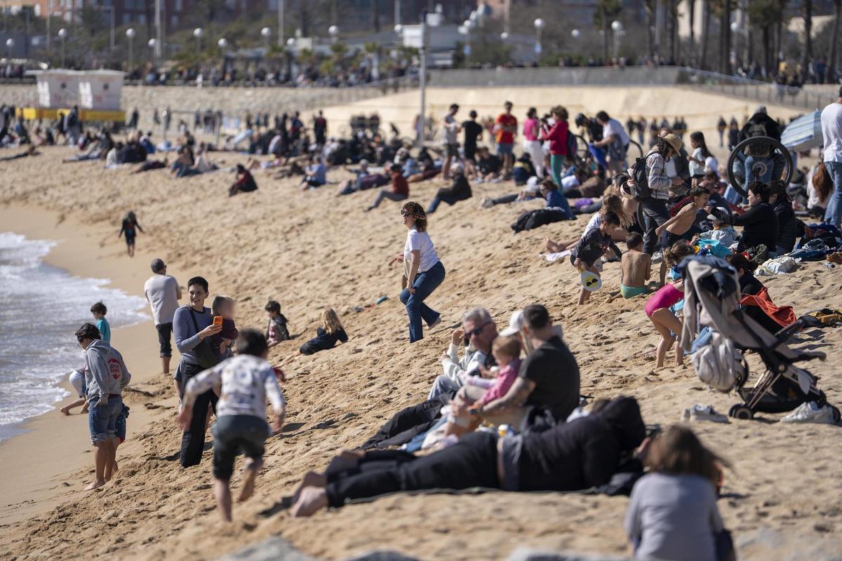 Ambient a les platges de Barcelona aprofitant les temperatures gairebé primaverals d’aquest 22 de febrer del 2026.