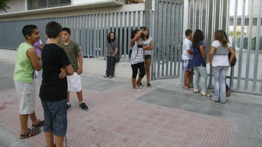 Alumnos de Secundaria a la salida de clase.