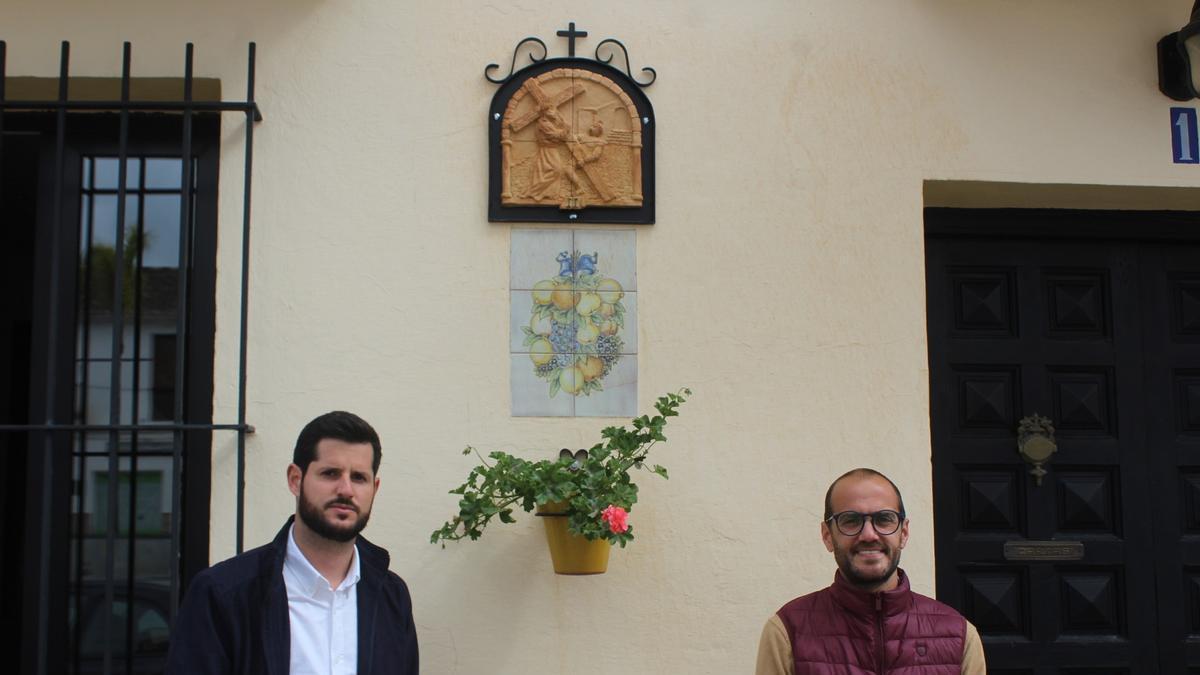 Los mosaicos se han instalado en el recorrido del vía crucis de Los Verdes, con la colaboración de los vecinos.