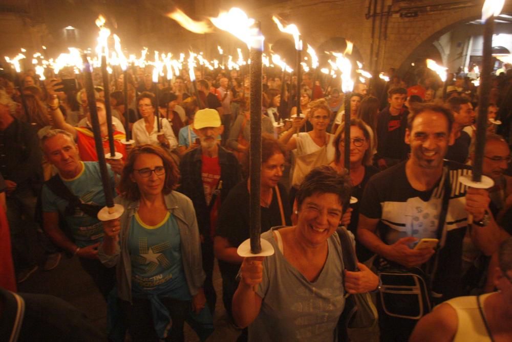 Marxa de torxes a Girona per commemorar el segon aniversari del referèndum de l'1-O