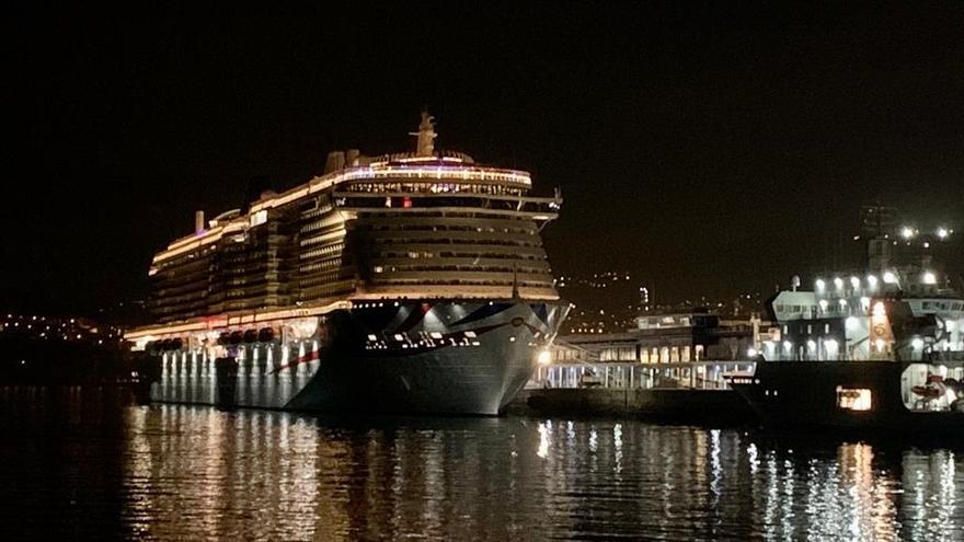 El &#039;Iona&#039;, atracado en Vigo esta tarde.