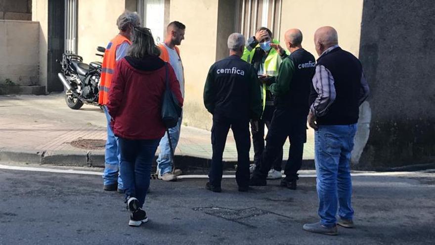 Concejales y técnicos supervisando la zona de actuación, esta mañana.