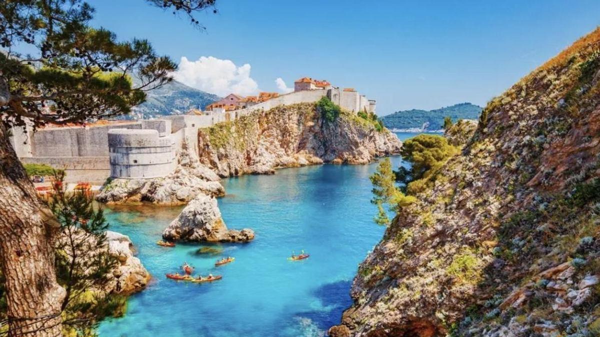 El país más seguro de Europa para viajar sola es también el más barato: joyas medievales y ciudades amuralladas en el "paraíso de las mil islas"