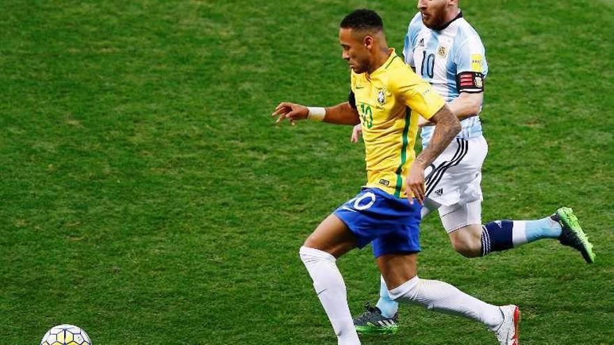 Neymar supera a Messi durante el Brasil-Argentina disputado en Belo Horizonte.