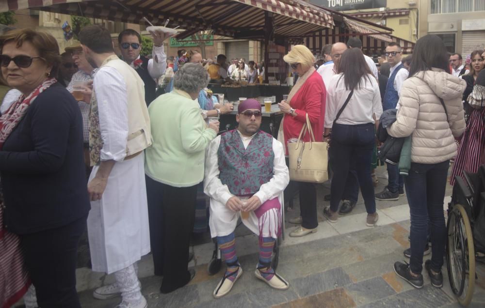 Ambiente en la plaza del Teatro Romea en el Bando