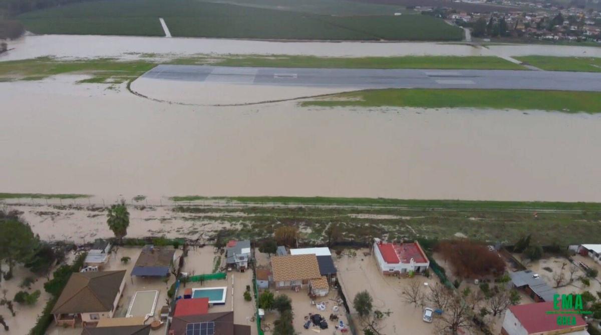 Vista de parcelas y de parte de la pista del aeropuerto de Córdoba, afectadas por las inundaciones.