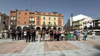 Minuto de silencio en Don Benito por el asesinato de una mujer a manos de su pareja