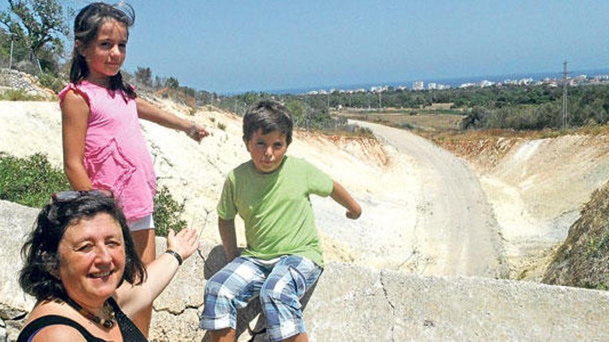 Una familia afectada por expropiaciones para reconstruir la línea.