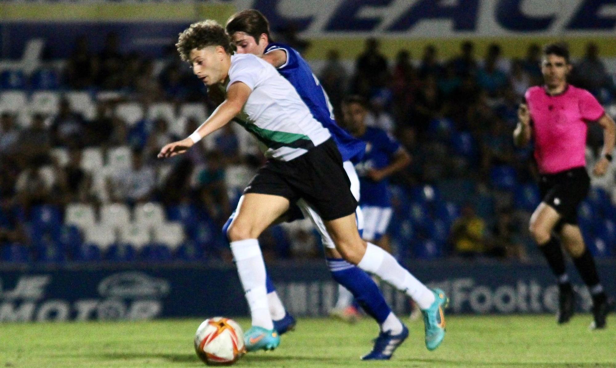 Simo conduce el balón durante el pasado encuentro ante el Linares.