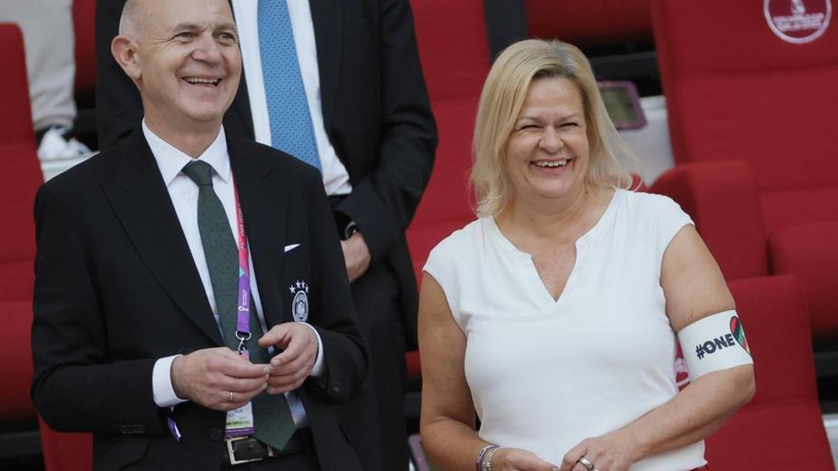 La ministra alemana de Interior y el presidente de la Federación alemana de fútbol, en el palco de Doha.