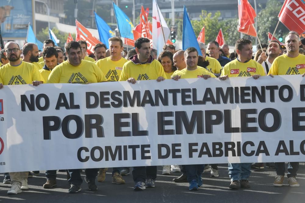 La concentración, que partió de A Palloza hacia la Delegación del Gobieno, contó entre sus asistentes con trabajadores de la planta en Avilés y miembros de la Corporación municipal.
