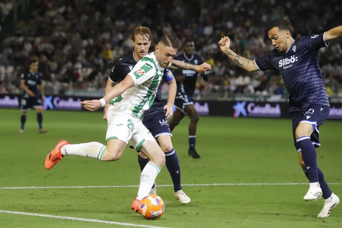 Antonio Casas ensaya un disparo en el derbi ante los cadistas.