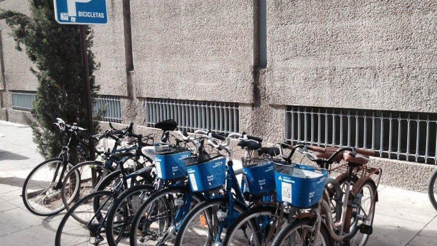 Imagen compartida por el perfil de Málaga Ahora en Twitter, acompañado del siguiente texto: &quot;Denunciamos el uso «invasivo» que, con el «visto bueno» del ayuntamiento, ha hecho de los parking-bicis la empresa para alquiler a turistas Dropbike&quot;