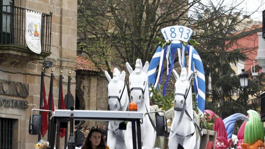 La joven Ana González, primera mujer en conducir una carroza