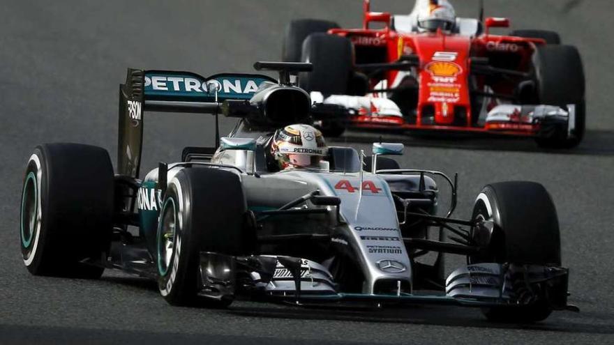 Vettel rueda por detrás de Hamilton, ayer en el circuito de Montmeló. // Sergio Pérez