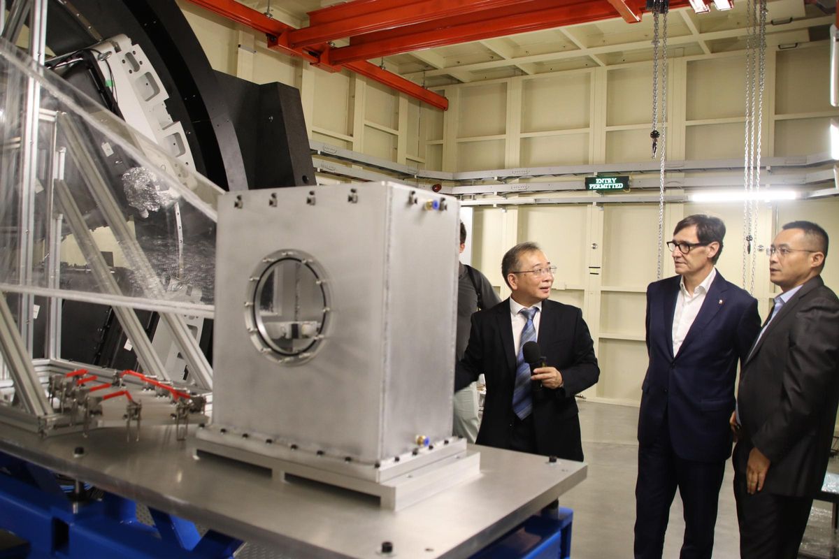 El president de la Generalitat, Salvador Illa, visitant les instal·lacions del sincrotrón de Pekín El president de la Generalitat, Salvador Illa, visitant les instal·lacions del sincrotrón de Pekín