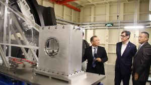 El president de la Generalitat, Salvador Illa, visitant les instal·lacions del sincrotrón de Pekín