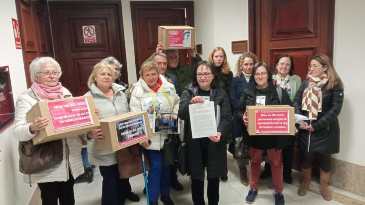 Entrega de 81.000 firmas en el Congreso de los Diputados en apoyo de la Proposición de Ley sobre «bebés robados» en el Estado español: desaparición forzada de menores.
