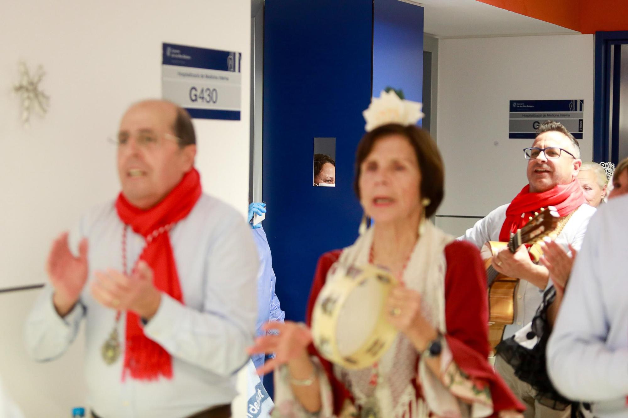 Galería: Alegría rociera en el hospital de Ibiza