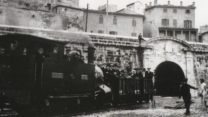 Un ferrocarril se adentra en el túnel del Parc de la Mar.