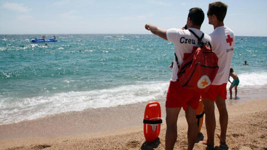 Dos socorristes de la Creu Roja realitzant tasques de vigilància en una de les platges de la Costa Brava.