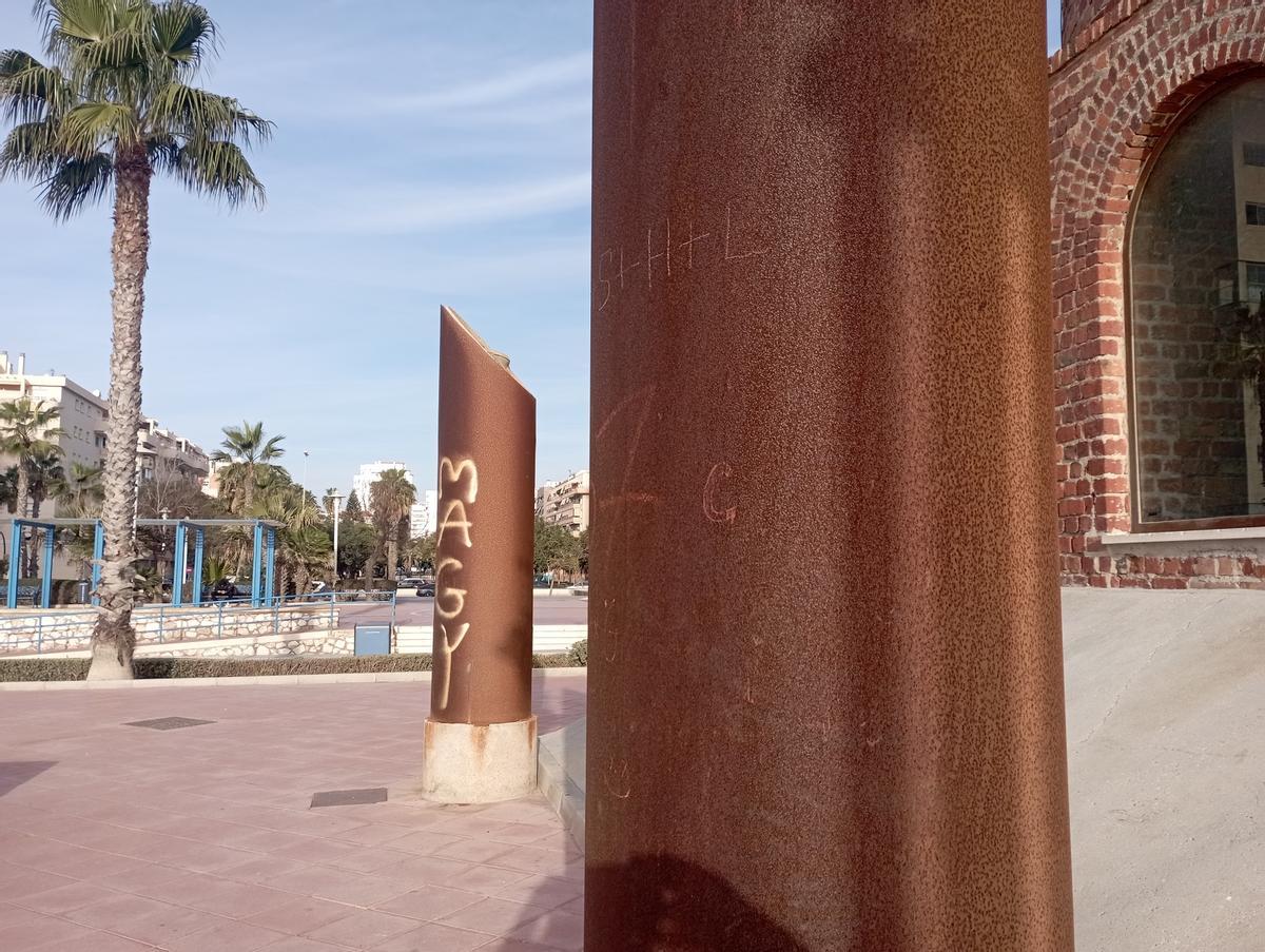 Columnas de acero corten que escoltan la chimenea de Los Guindos, esta semana.