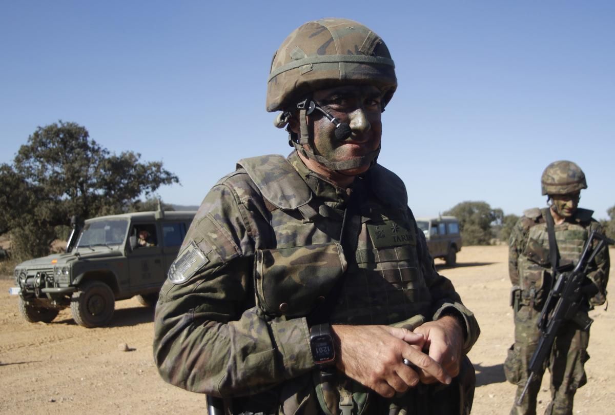 Maniobras de la brigada Guzmán el Bueno antes de su despliegue en Letonia