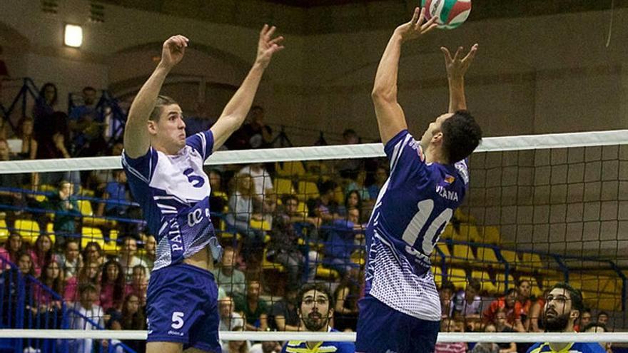 Villena y Macarro, en acción durante un anterior partido.