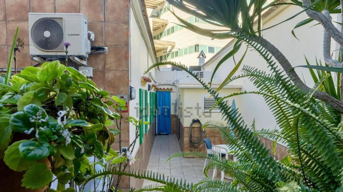 La vivienda tiene patio.