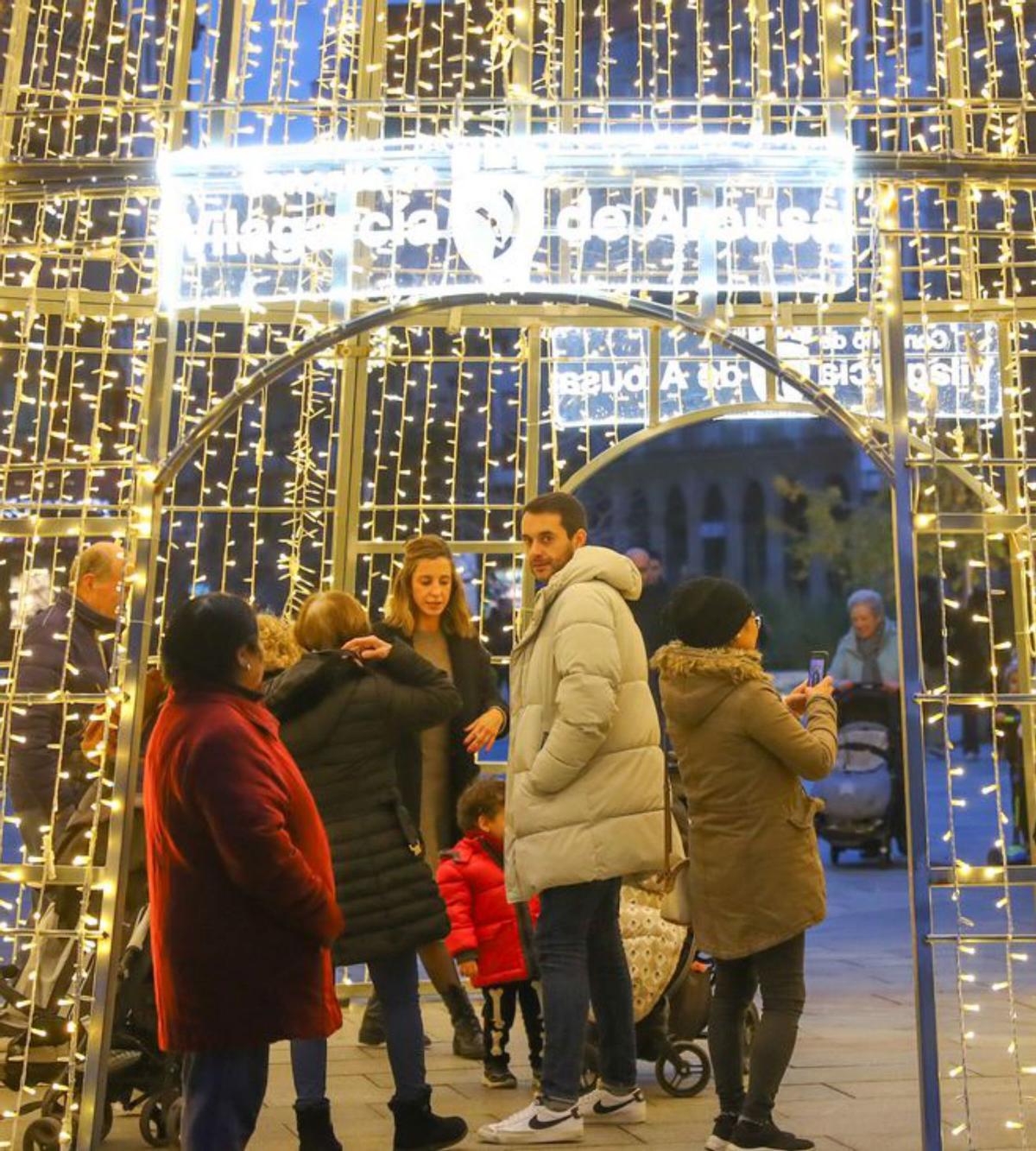 La bola de nieve de Santa Claus, un furor desde que se expuso en Vilagarcía.   | // IÑAKI ABELLA 