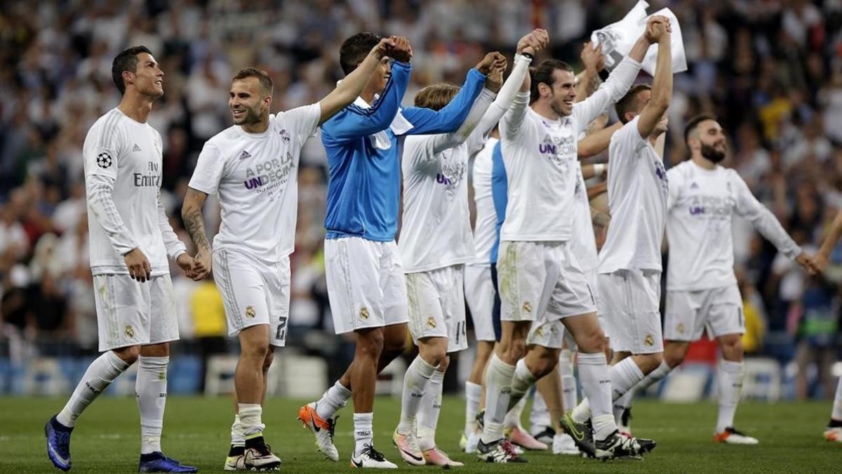 Los jugadores del Madrid celebran la clasificación para la final de la Liga de Campeones en el estadio Santiago Bernabéu