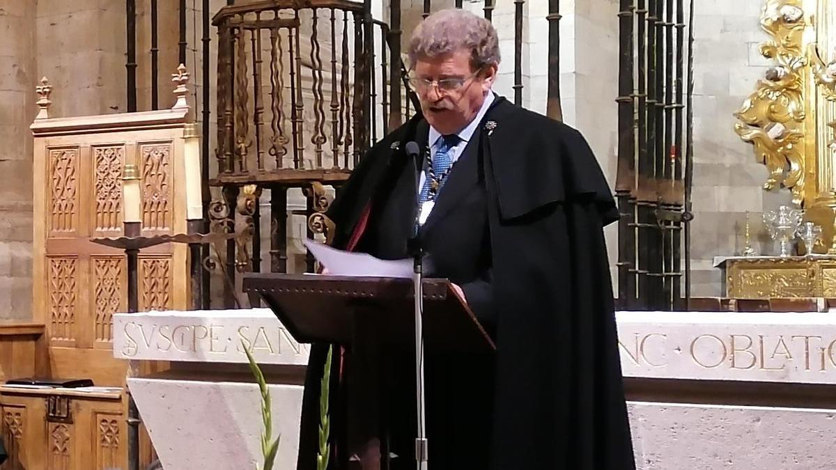 Francico Iglesias presenta una edición anterior del pregón oficial de la Semana Santa.
