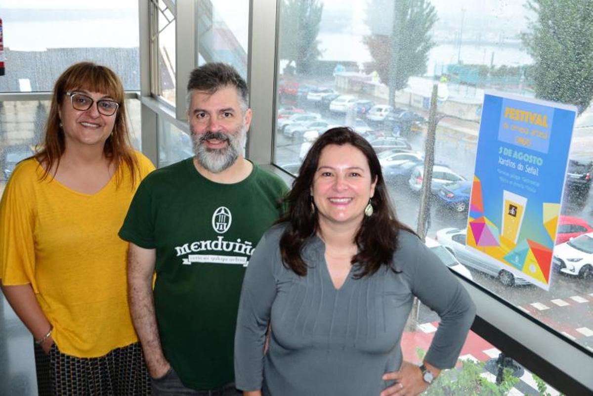 La edil Lucía Docampo y Alberte Fernández con la alcaldesa. | // G.N.