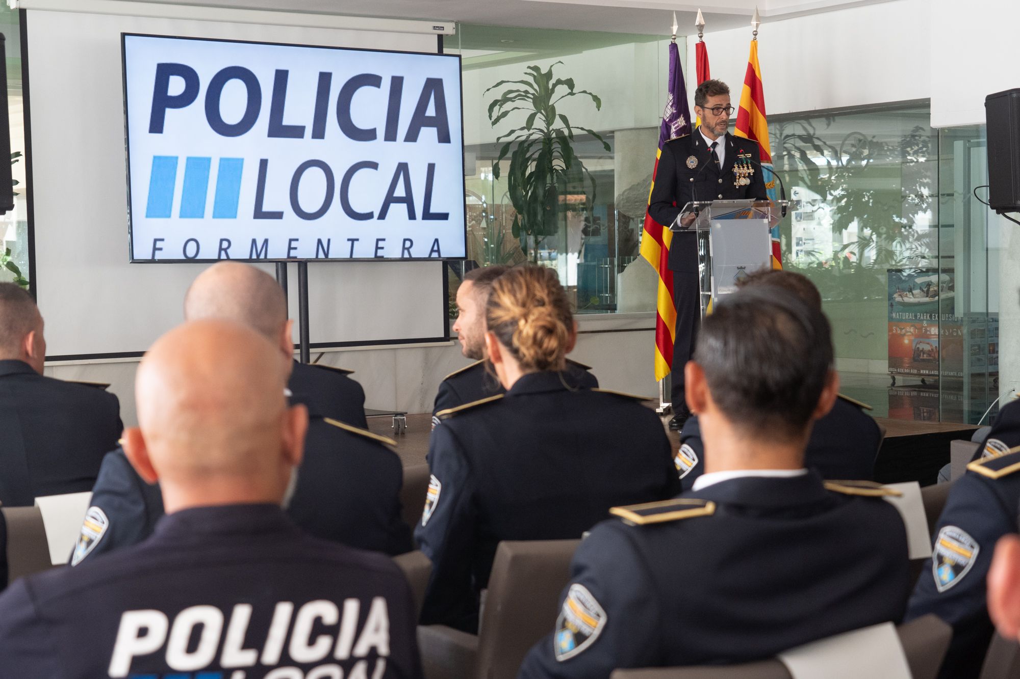 Así ha sido la entrega de medallas para premiar la labor de tres policías de Formentera