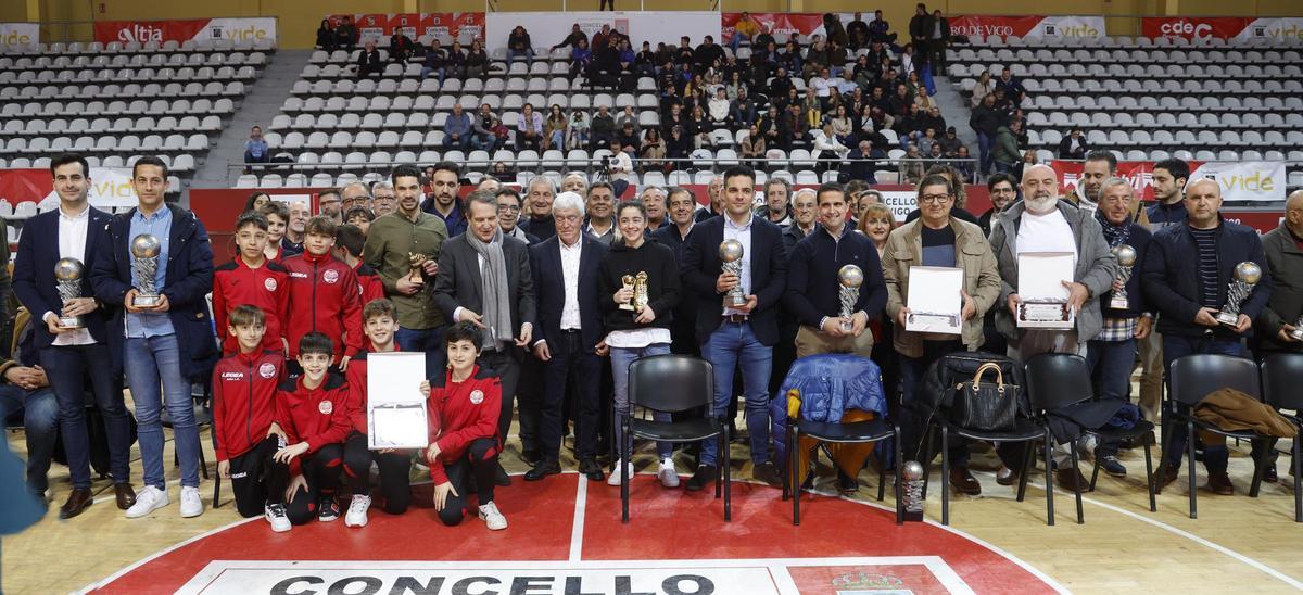 Foto de familia con los premiados.