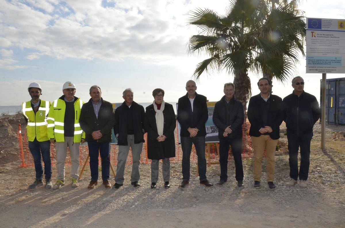 Foto de familia de la visita a las obras.