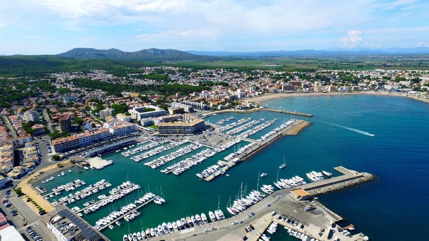 El port de l&#039;Escala està integrat en el paisatge de la vila.