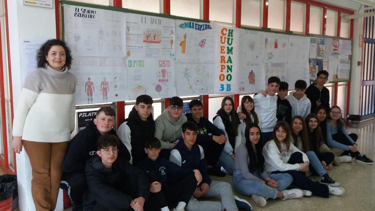 Los estudiantes de Illueca con su profesora Miriam Llorente y los trabajos realizados.