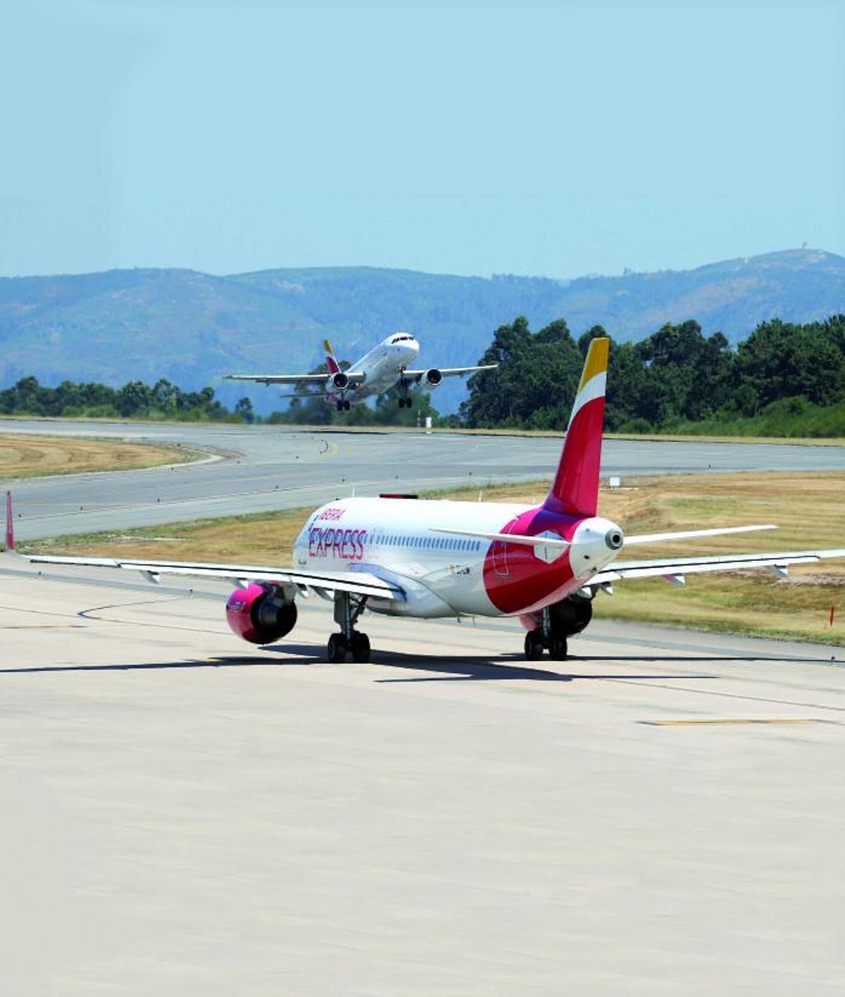 Dos aviones, en las pistasdel aeropuertode Peinador. |  // M.G.BREA