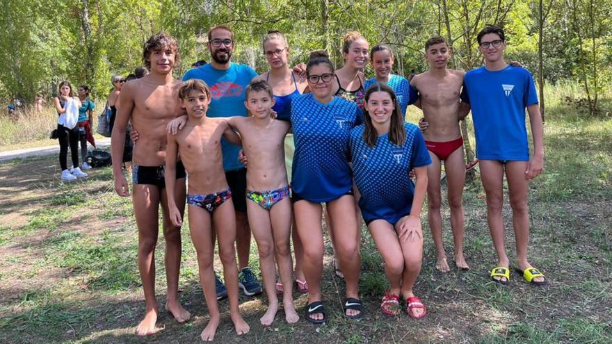 Onze nedadors del CN Manresa van travessar l’estany de Banyoles