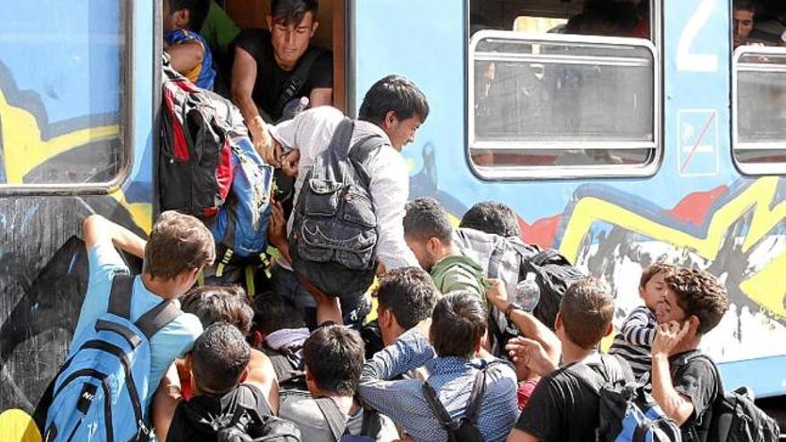 Allau de refugiats per pujar a un tren que els havia de dur a Zagreb